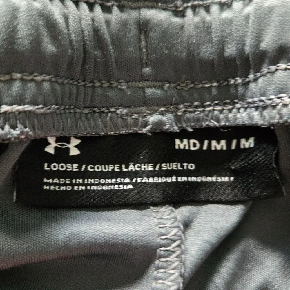 Under Armour Men's Loose fit Graphic Shorts - M Silver